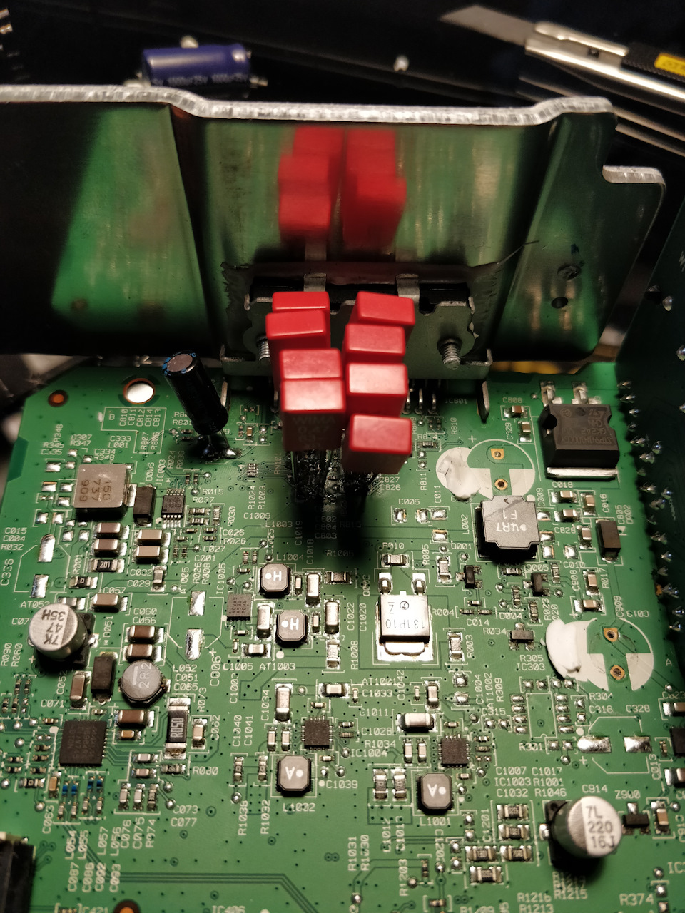 Слева электролитический на 47 мкФ, и 8 красных пленочных) — Volkswagen Golf Mk5. Запчасти на фото: LC1003, R1046, R0241, IC1005, C1019, C1018, C1020