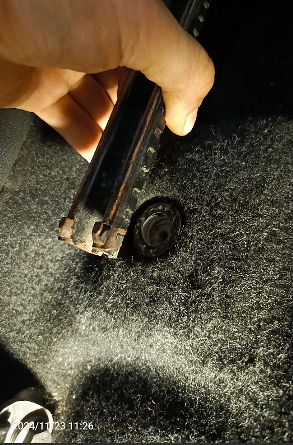 Водительское сзади с лева, просто гайку не поставить там ниша. — Nissan Almera V (G11/15)