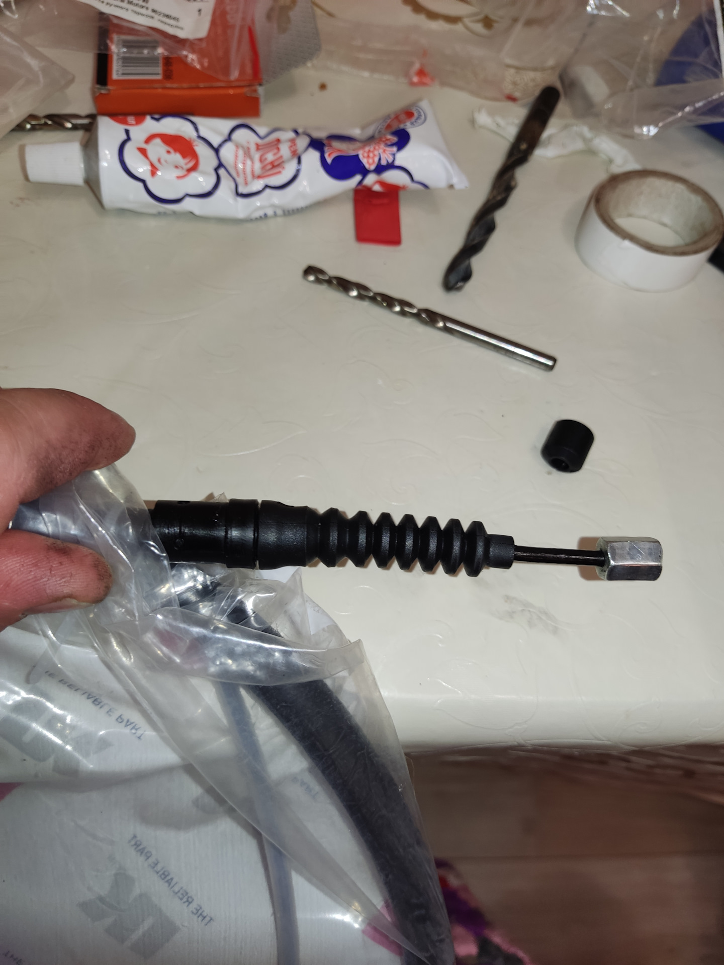 Как надеть пыльник GM на трос ручного тормоза. — Renault Megane II, 1,6 ...