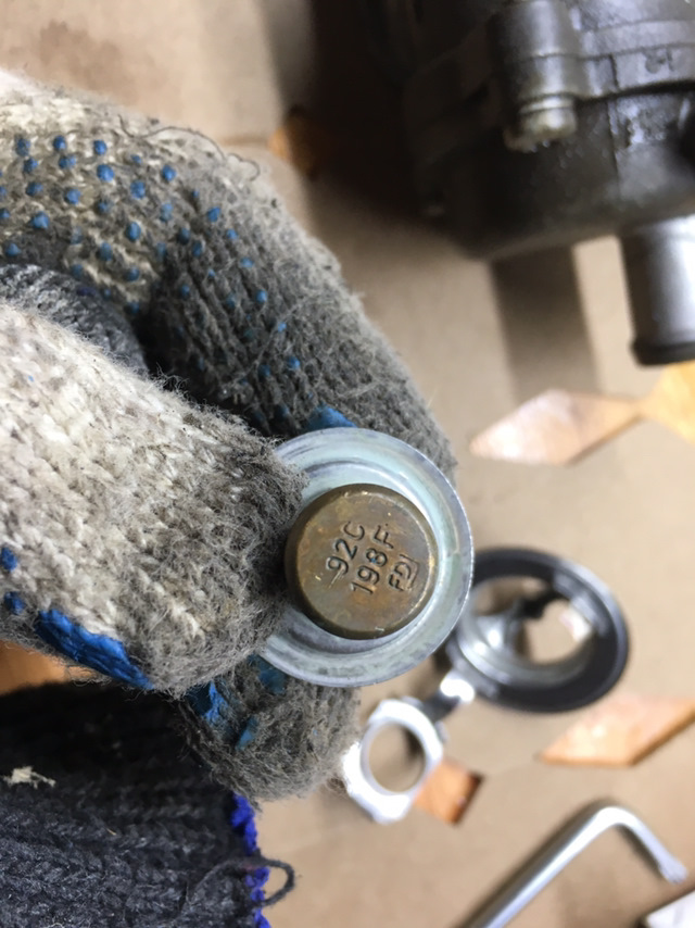 Замена термоэлемента — Lada Гранта, 1,6 л., 2013 года | своими руками ...