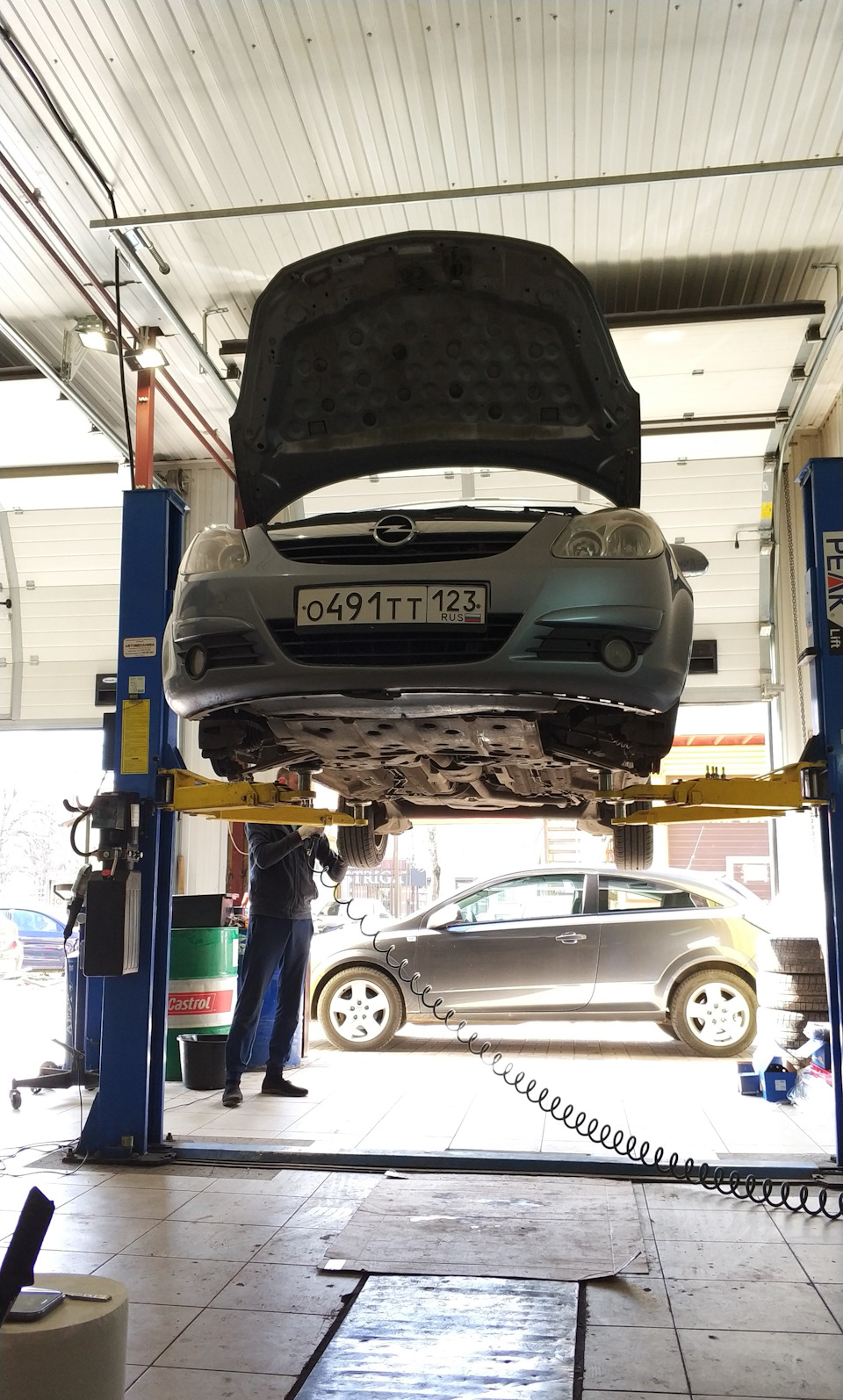 Не оригинальный полик в багажник — Toyota Camry (XV70), 2,5 л, 2018 ...