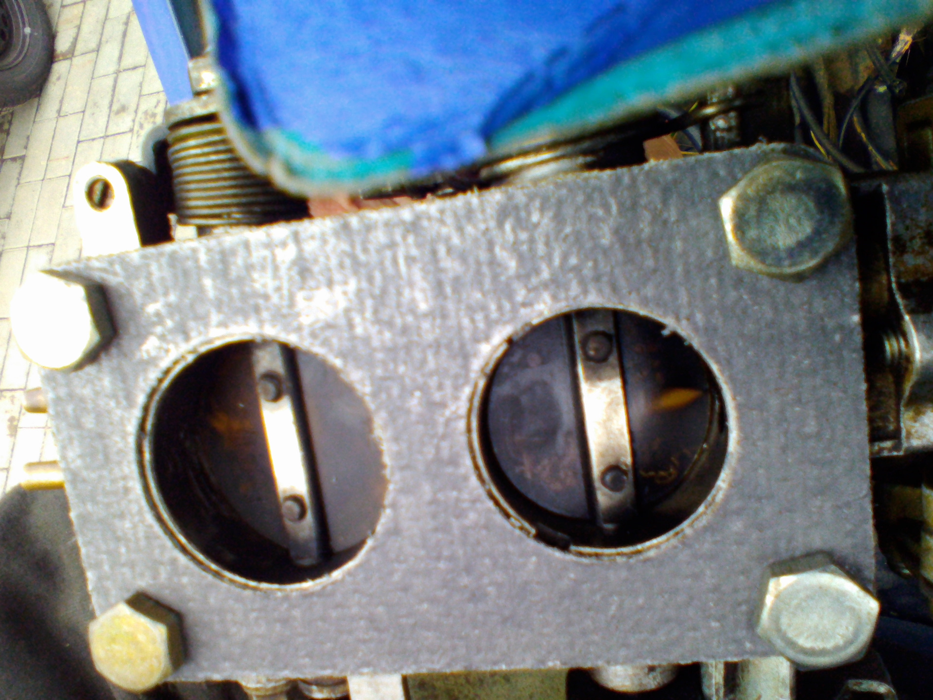 перебрать карбюратор, настроить, плюнуть на него, купить другой и снова ...