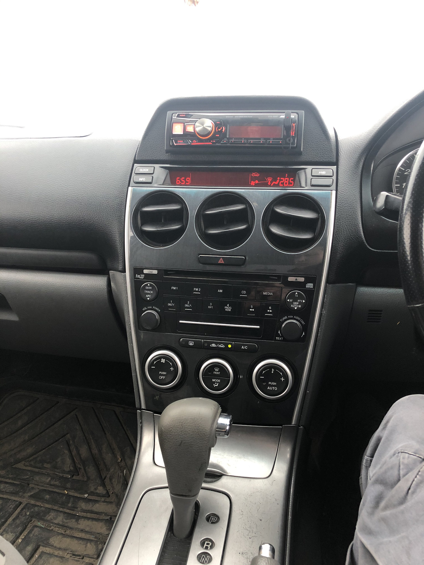 Мазда 6 2004 консоль. Mazda 6 gg центральная консоль. Подлокотник мазда демио dw3w. Центральная консоль мазда 6. Подлокотник мазда 626gf.