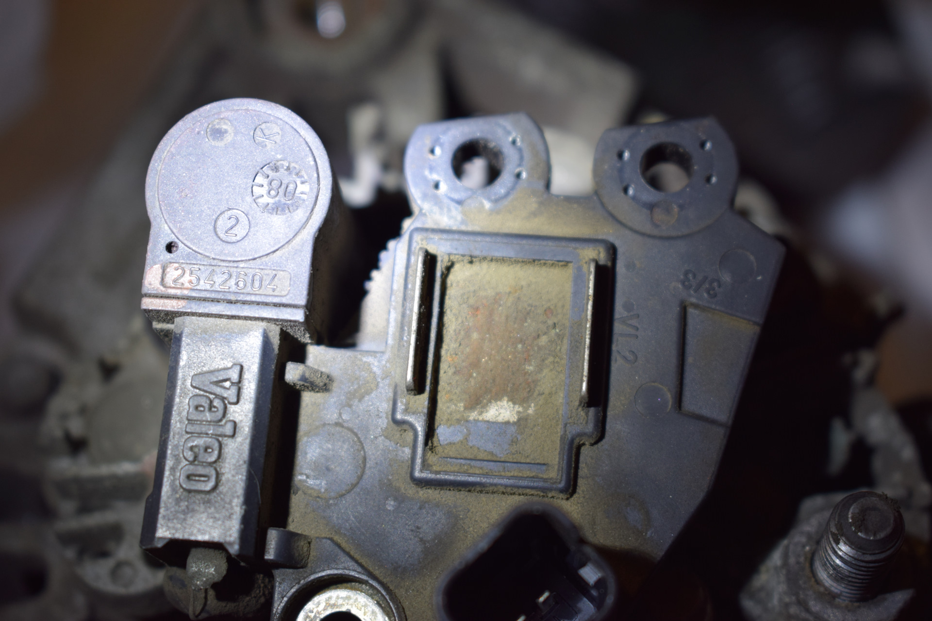 на холостых не дает зарядку. лампочка аккумулятора ваз 2114. на холостых не дает зарядку. обороты двигателя с генератора. холостое напряжение это.