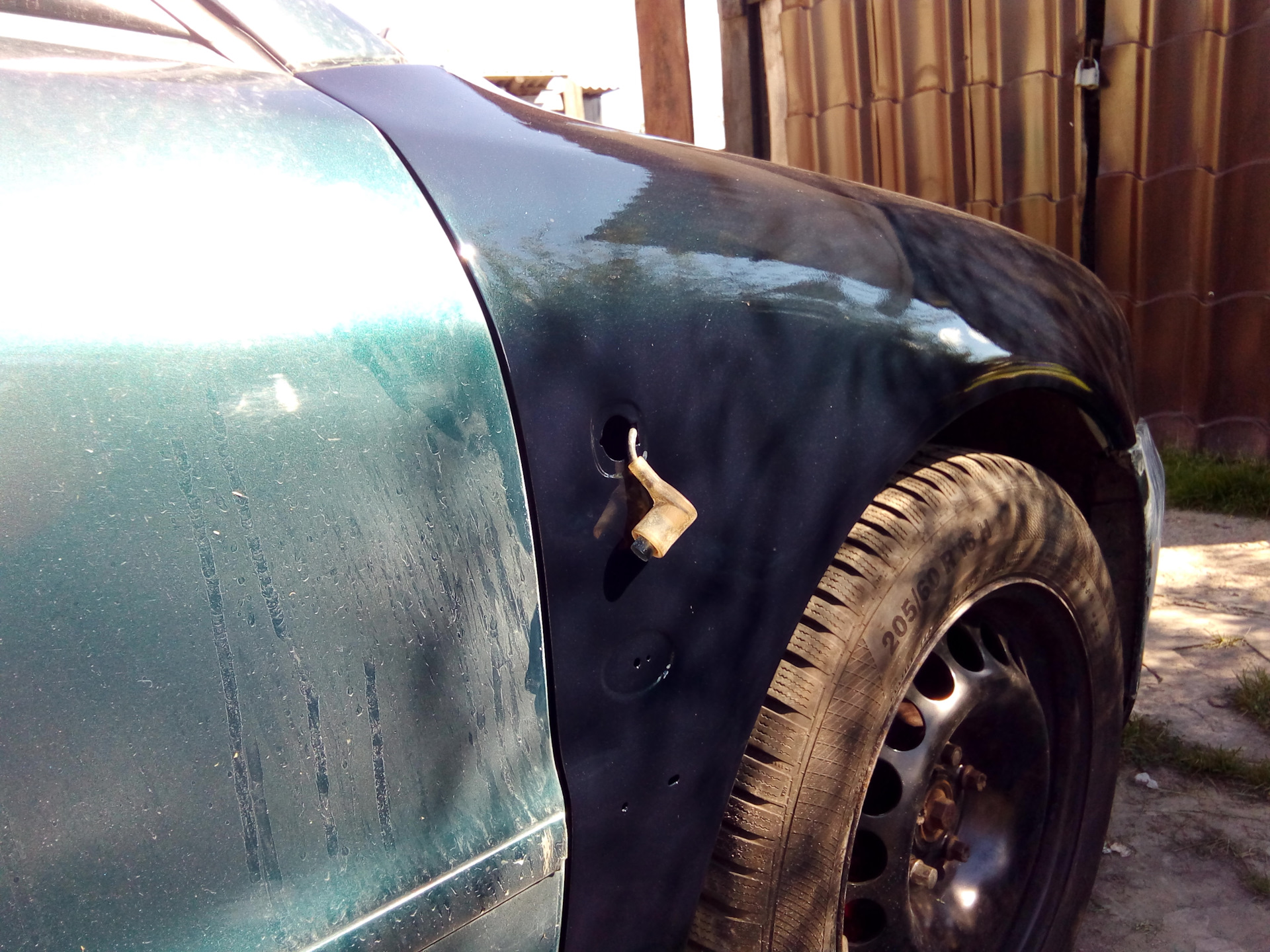 Гранта натерло бампер в месте примыкания крыла. Ржавеет солярис 2. Skoda octavia a7 арки краска. Белая краска для авто. Краска крыло.