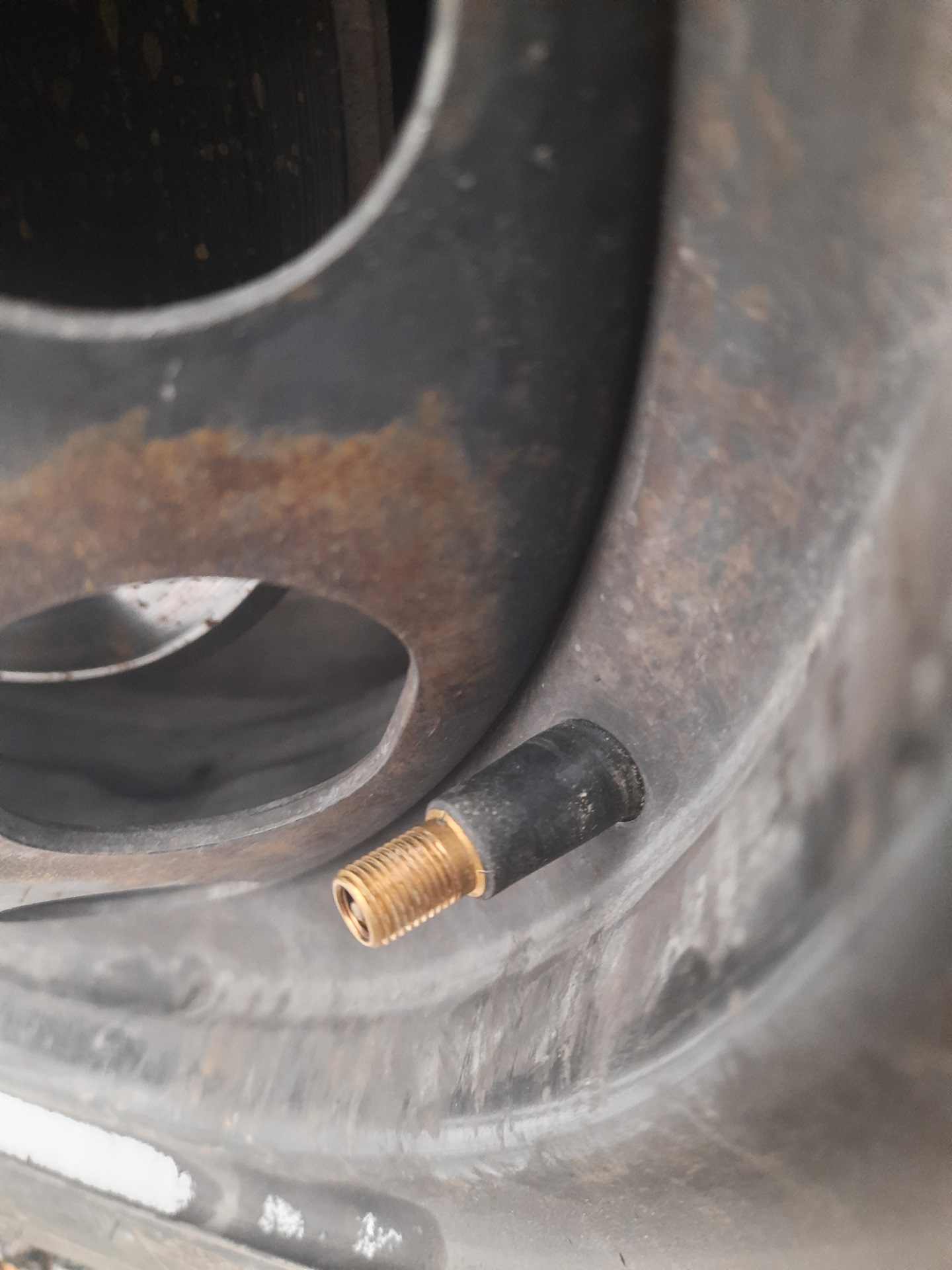 Тонкий ниппель в камере. Что это? — Peugeot 308 (1G), 1,6 л, 2010 года ...