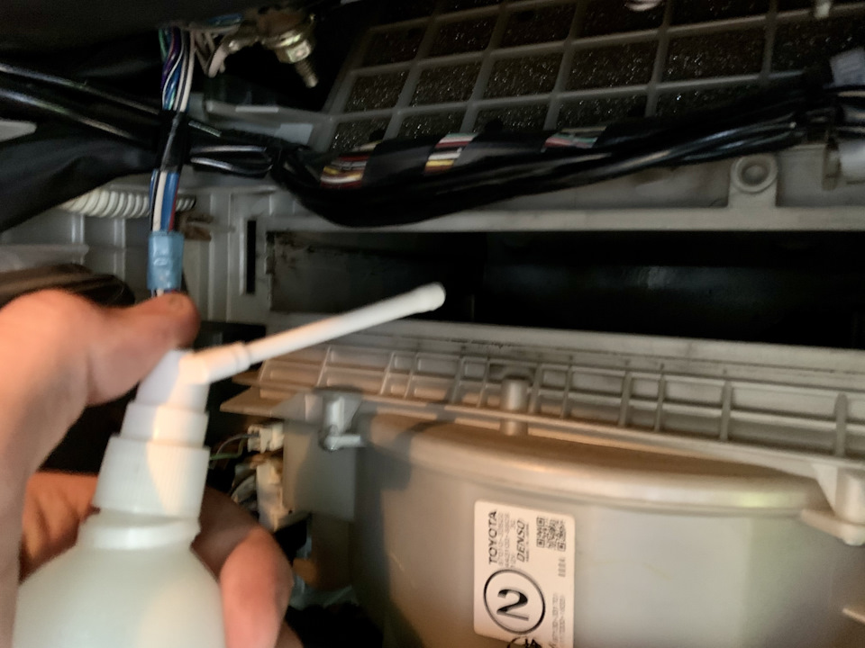 Дезинфекция испарителя кондиционера — Toyota Camry (XV30), 2,4 л, 2005 ...