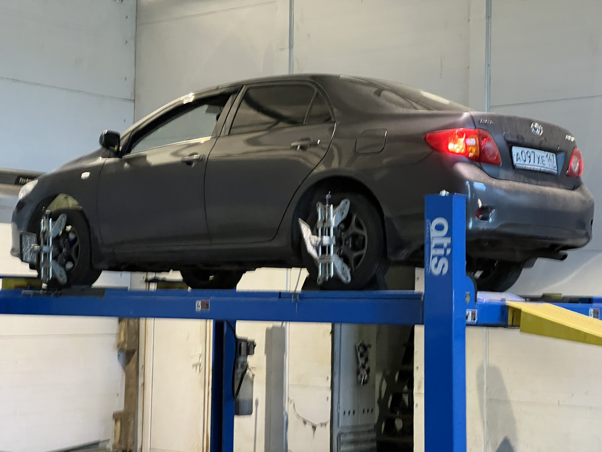 Замена амортизаторов и задних с/б передних рычагов — Toyota Corolla ...