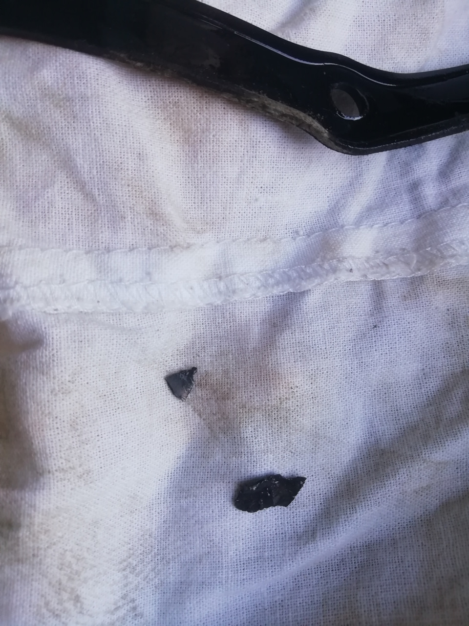 Кусочки как будто от корпуса коробки. — Lada Vesta SW (1G)