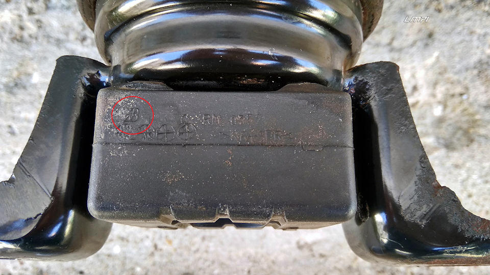 Эмблема Bridgestone, как и на всех оригинальных резиновых деталях. Также, можно увидеть примерный зазор от резиновой части опоры до лонжерона — Mitsubishi Lancer IX