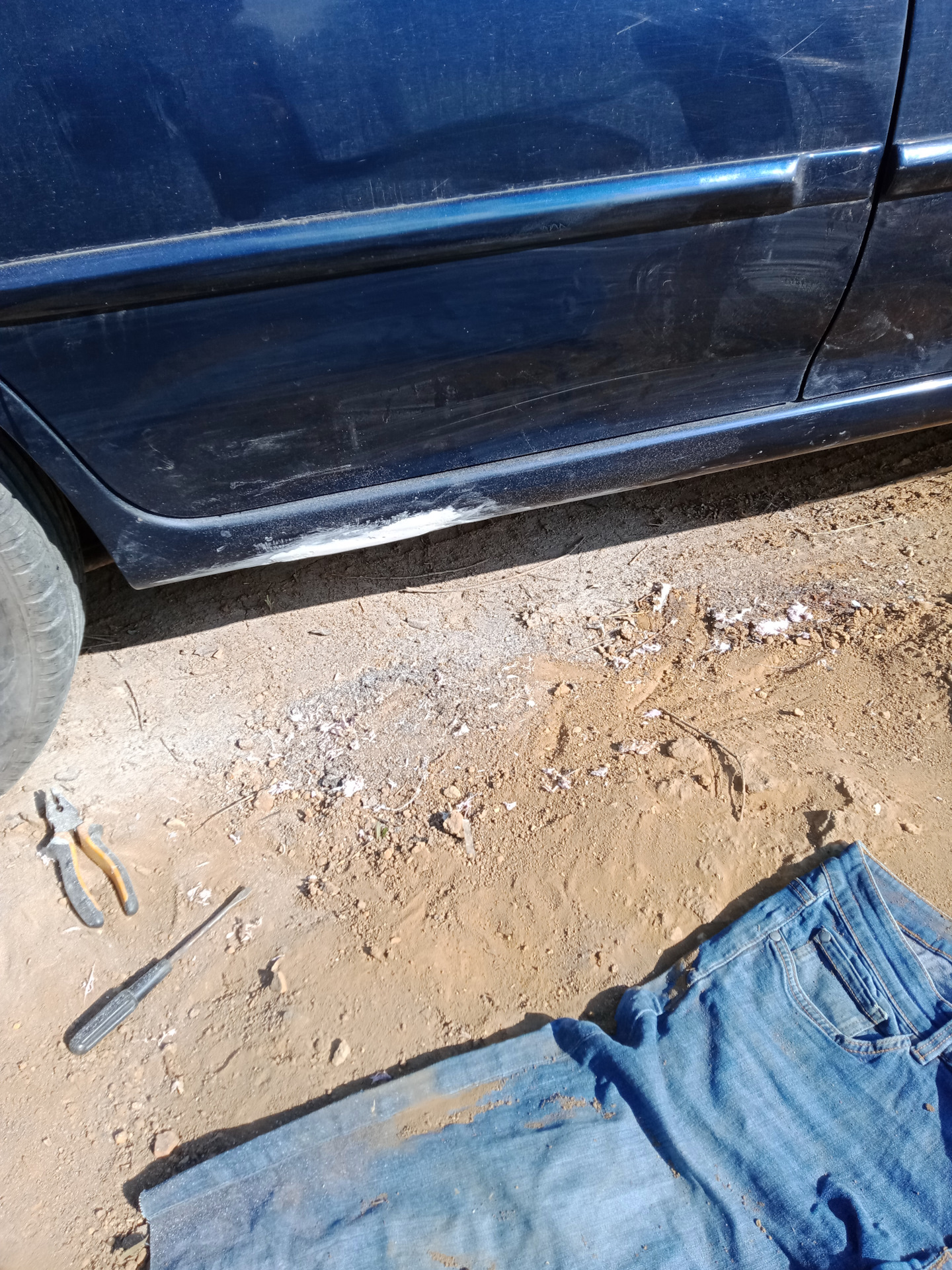 Чем заделать дыру в пороге автомобиля. Дыра в пороге автомобиля. Дыра в пороге. Как заделать дыры в порогах автомобиля без сварки своими руками. Технологические отверстия в порогах фольксваген поло седан 2012.
