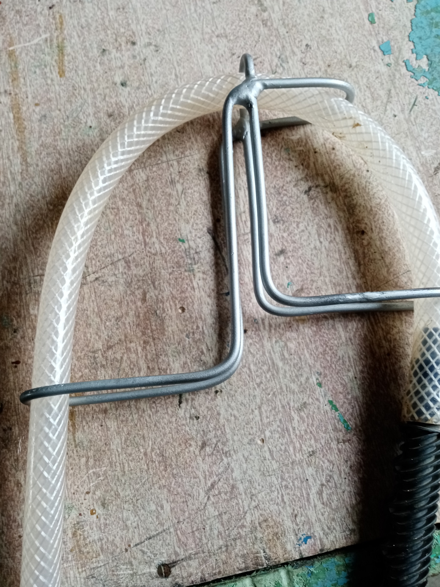 Как закрепить шланг. Держатель шланга для бочки. Подставка для шланга поливочного. Держатель для шланга поливочного на бочку. Шланг гардена 3/4.