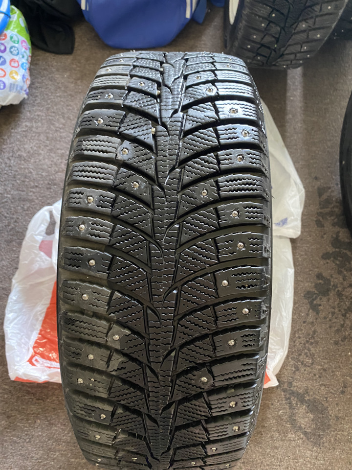 Шины зимние шипованные 205/55 R16, литые диски 7Jx16 ET40 5x108 на Ford ...