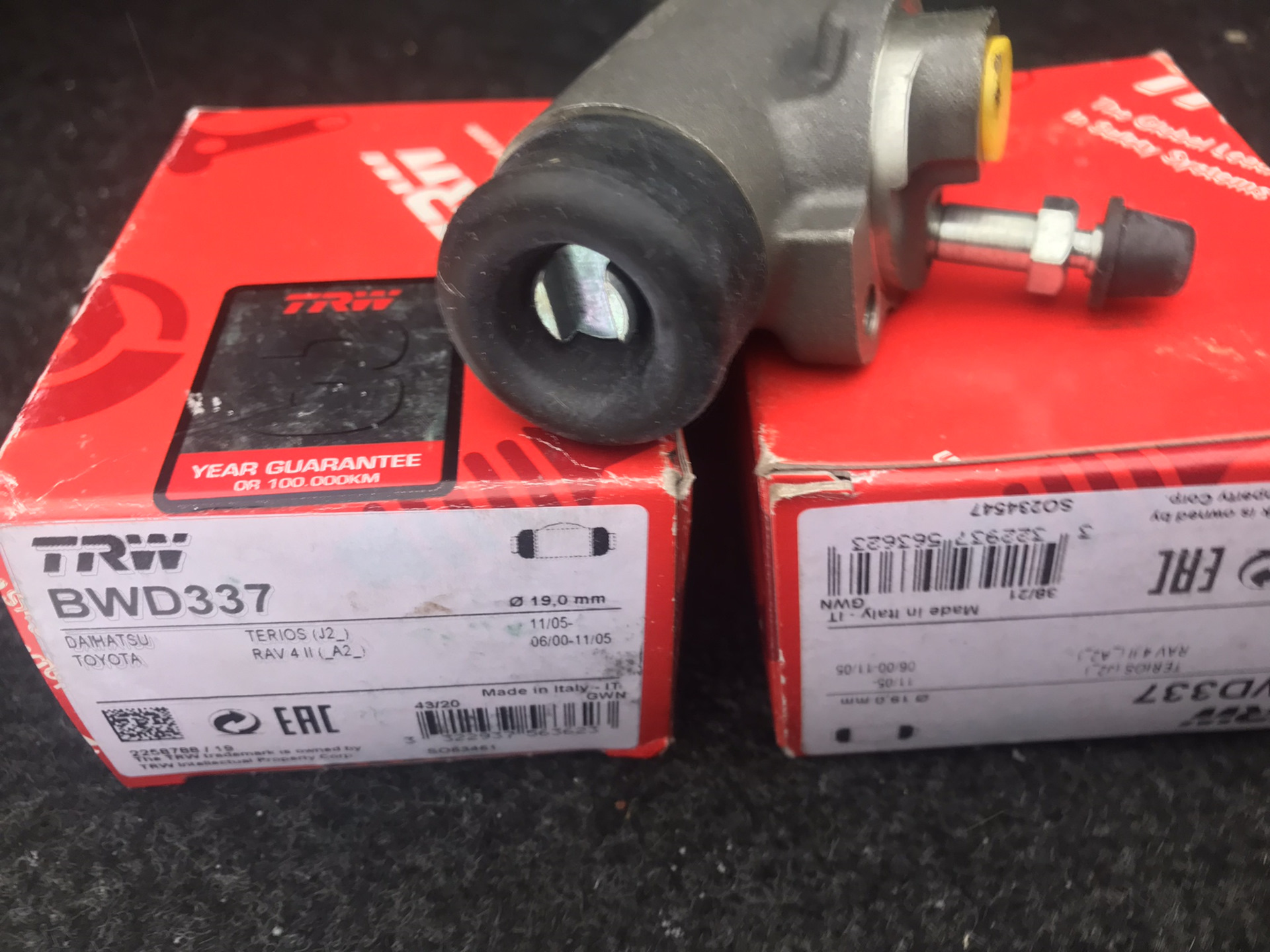 Замена тормозной жидкости и регулировка тормозных колодок — Toyota RAV4 ...