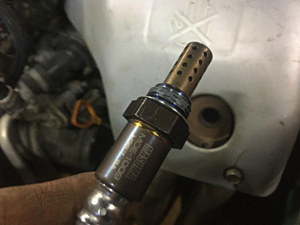 Далее вкрутил новый датчик (ключ на 22) и подсоединил фишку. — Toyota Vista (40). Запчасти на фото: MOE1008