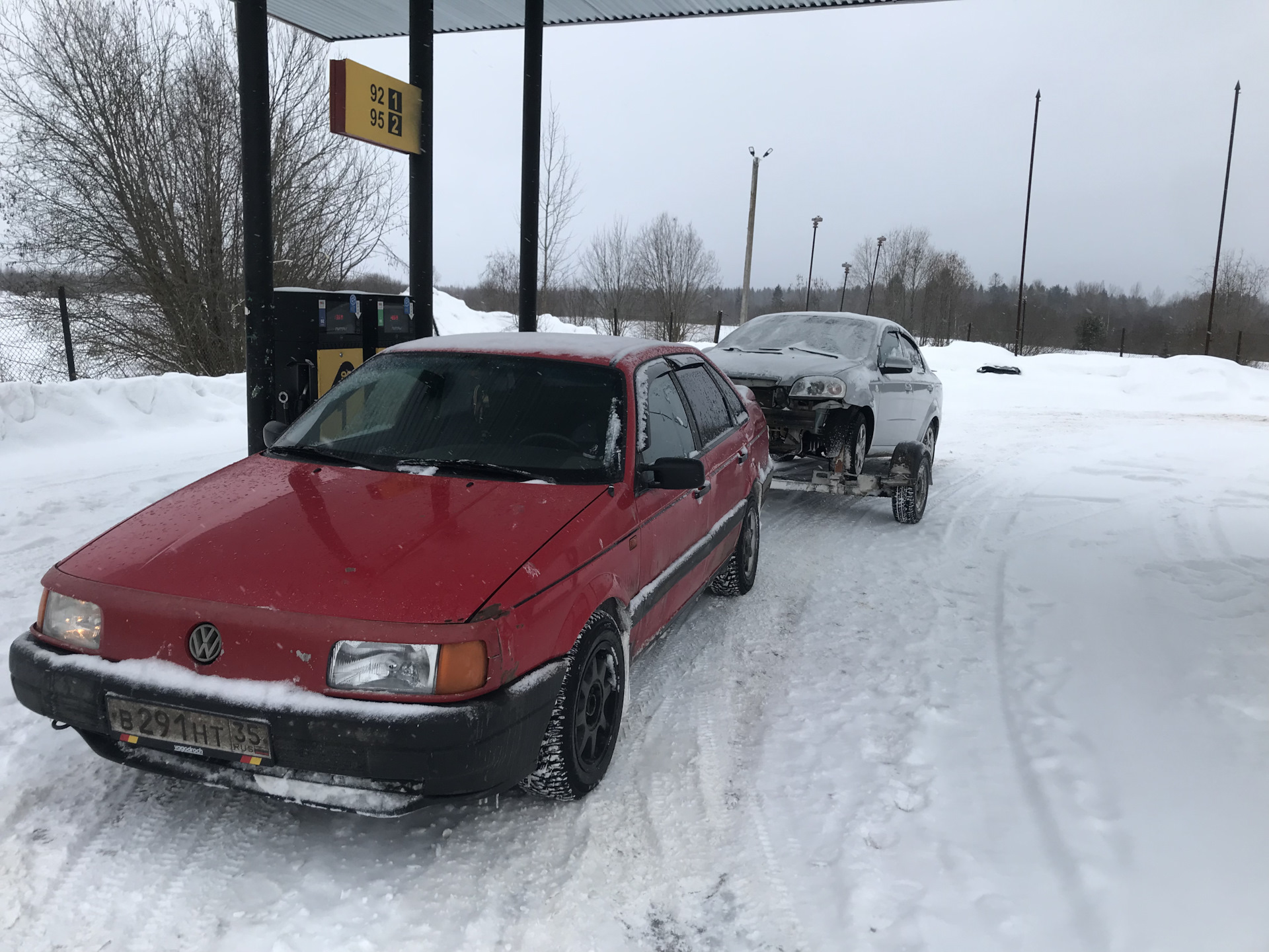 он просто друг. вообще приятель. мемы про отношения. кто все эти люди. мы уже вместе 10 лет мы друг друга не любим а значит и не разлюбим.