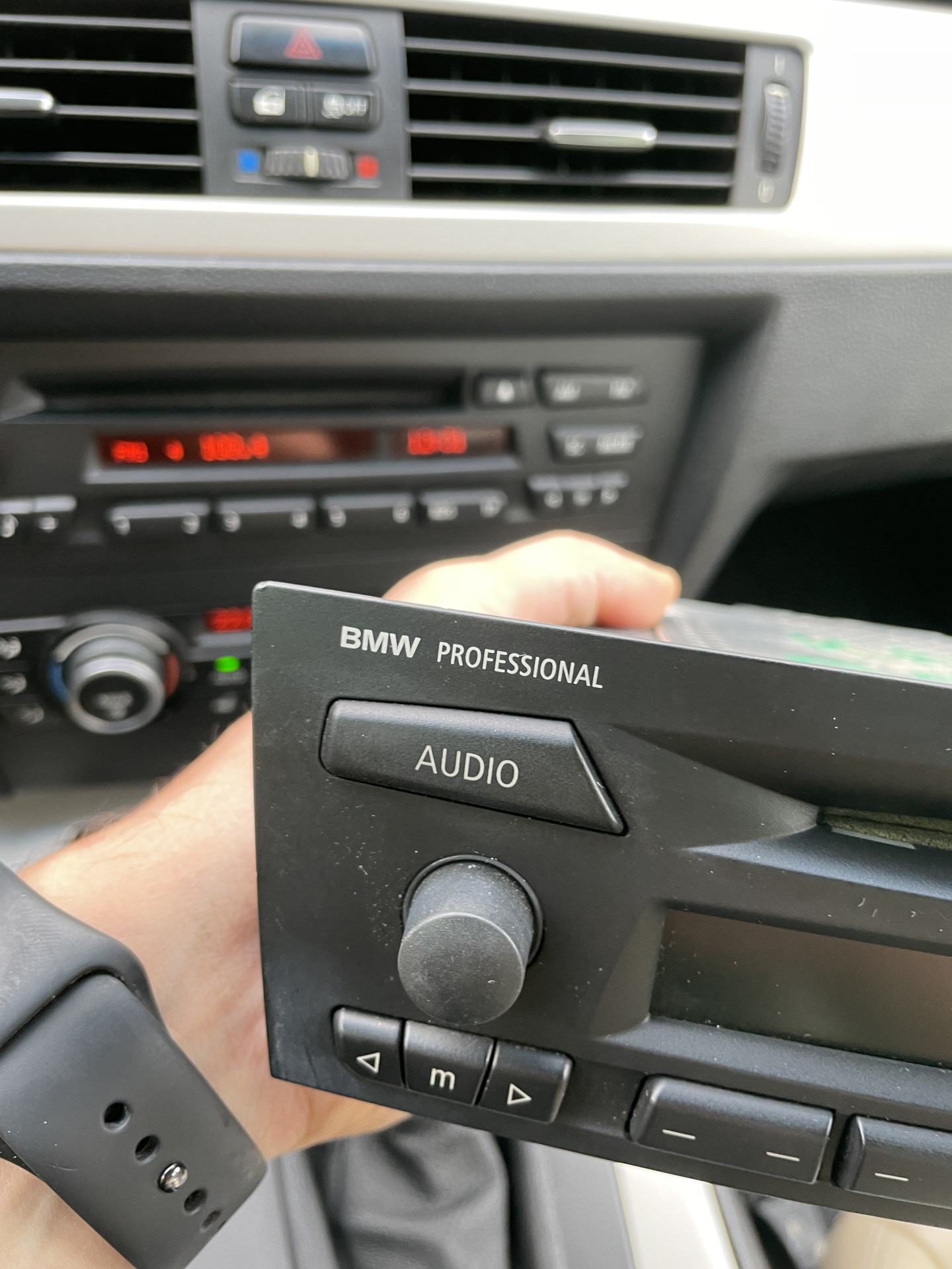 Как снять магнитолу бмв е90 Bmw professional или как не надо делать - BMW 3 series (E90), 2 л, 2011 года эле
