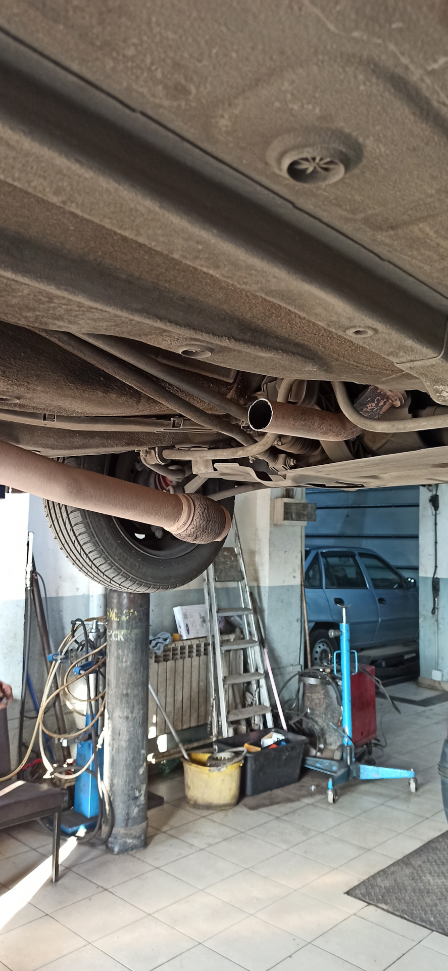 Замена гофры на глушителе. — LADA Калина универсал, 1,6 л., 2012 года ...