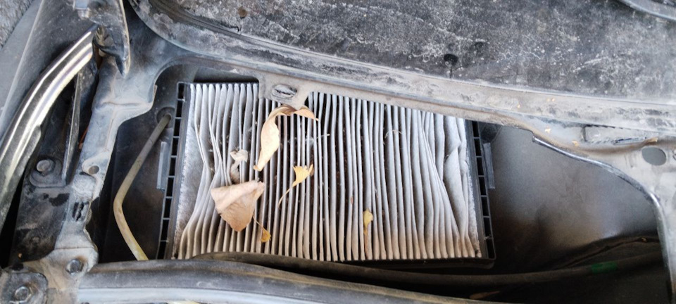 Прикол в том, что фильтр был не закреплен. Защелки никак не достают до габаритов фильтра. И сам он свободно ходил на посаженном месте( — Lada Гранта Лифтбек (2G)