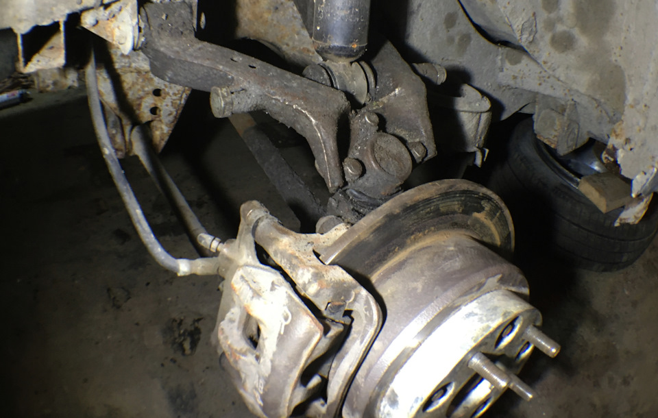 Тормоза немного очистил от ржавчины и все стало крутится хорошо, ну насколько хорошо это может быть, учитывая что заварка. — Toyota Crown Wagon (S120)