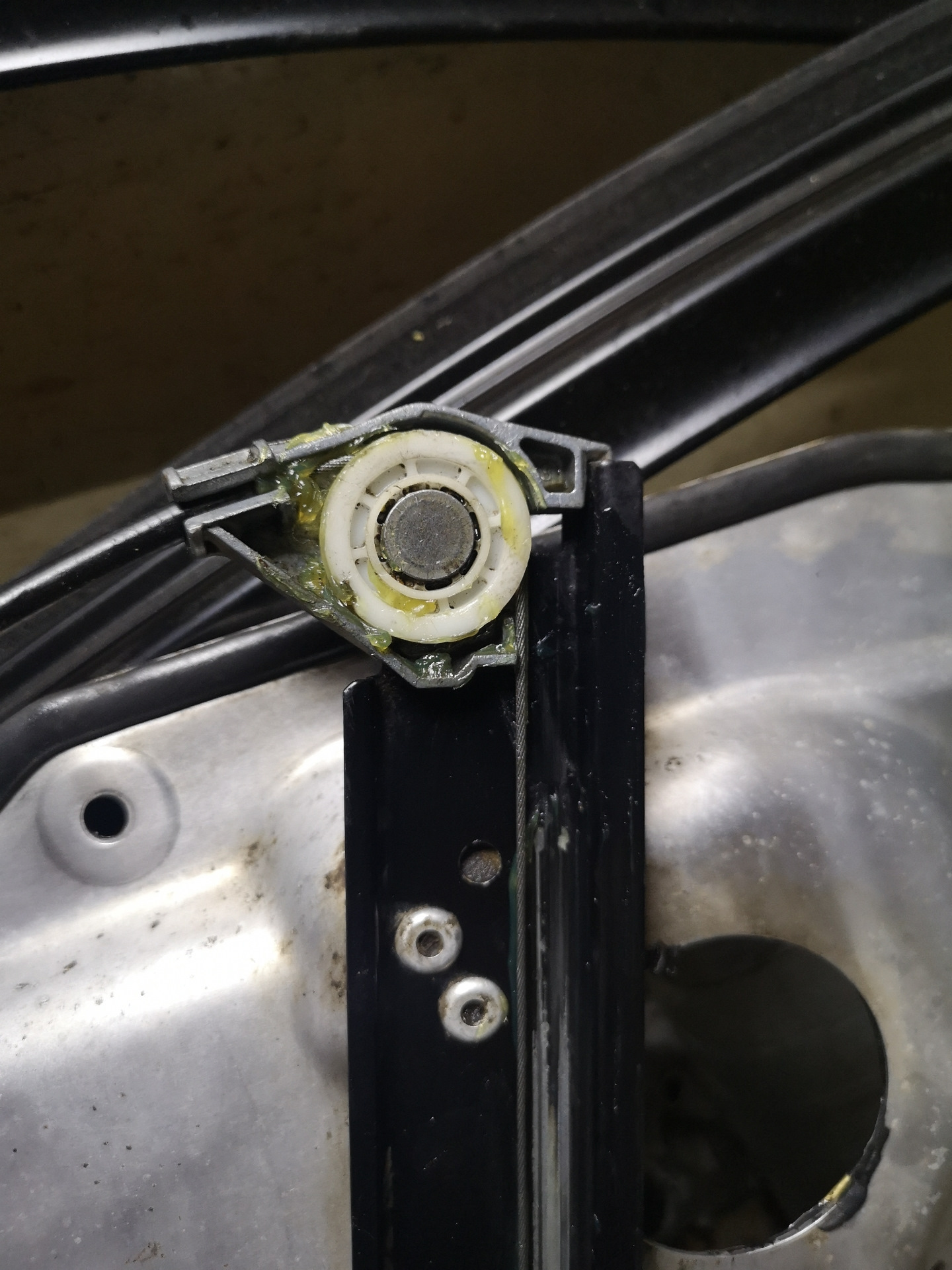 Порвался трос водительского стеклоподъемника — Audi A8 (D3), 3,7 л ...