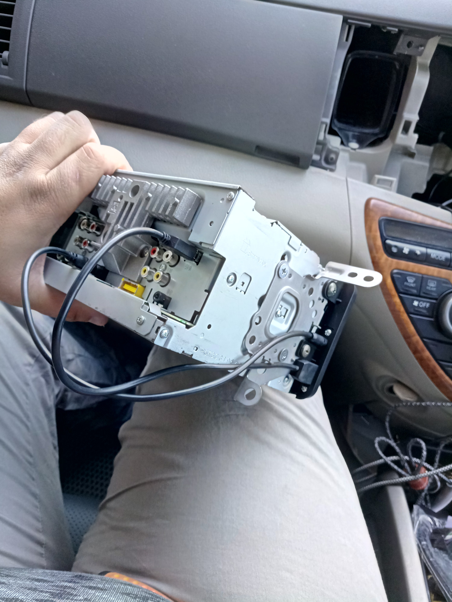 Как снять магнитолу тойота альфард USB vs AUX - Toyota Isis, 2 л, 2009 года автозвук DRIVE2