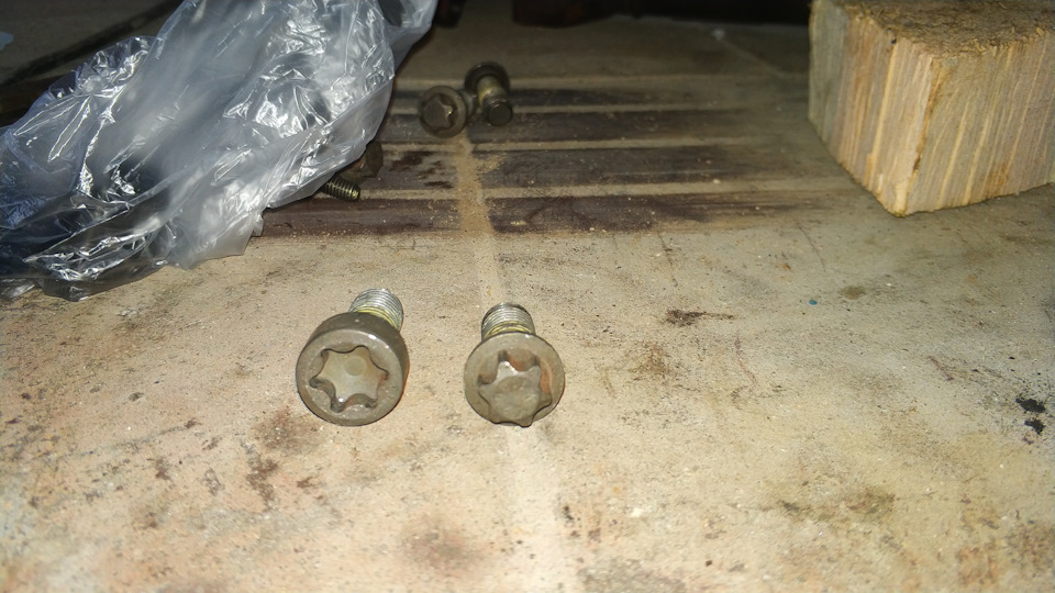 Потек новый задний сальник коленвала — Ford Transit (6G), 2,4 л, 2000 ...