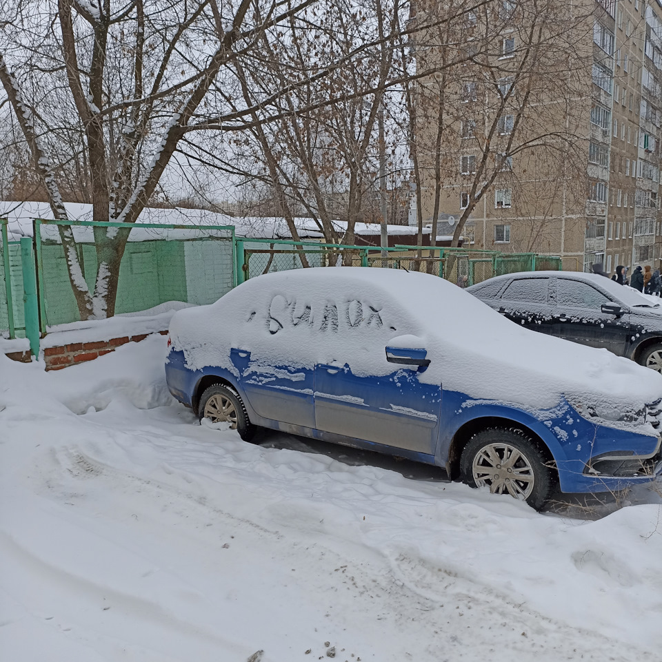 Русская зимняя забава…почистить снег с машины — Lada Гранта (2G) FL, 1,6 л,  2020 года | просто так | DRIVE2