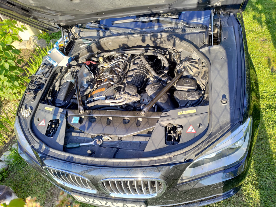 Замена клапанной крышки-1 и патрубка картерных газов — BMW 7 series ...