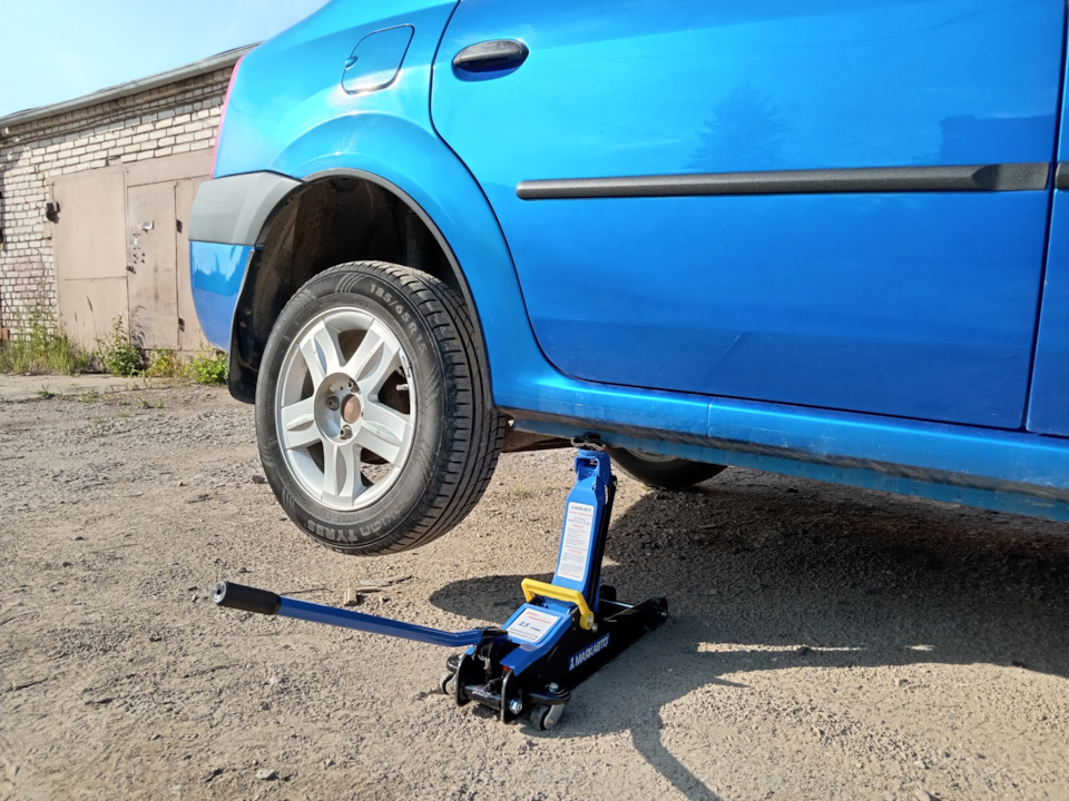 Домкратить дастер. Домкрат duster 2. Домкратить дастер. Дастер какой высоты домкрат. Подкатной домкрат для рено дастер.