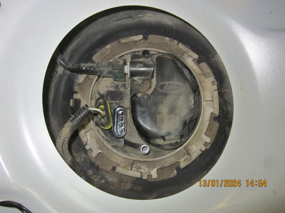 Очистил пылесосом модуль, скинул разъём с бензонасоса для того чтоб стравить остаточное давление в топливной магистрали — Lada Vesta SW (1G). Запчасти на фото: 13012024