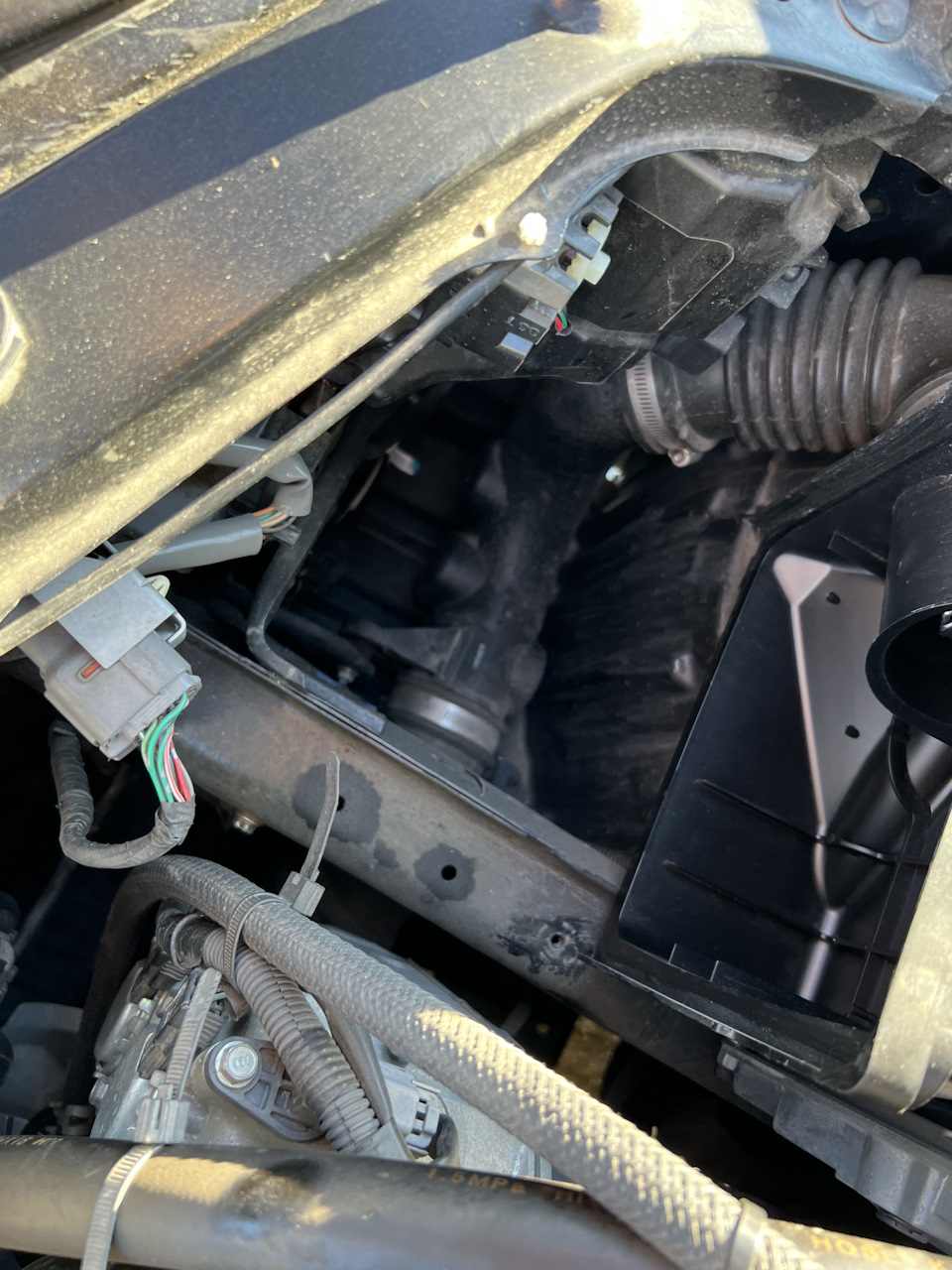 Недра места куда встанет холодный впуск и будет работать — Subaru Levorg (VM)