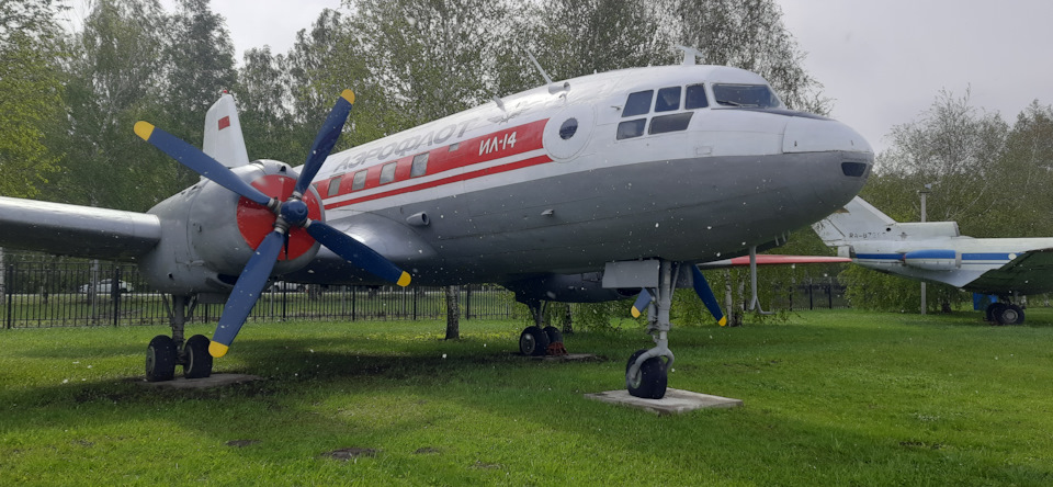 Теперь самолеты производства ОКБ С.В. Илюшина. На фото Ил-14 – поршневой пассажирский самолёт для местных воздушных линий. Эксплуатировался на грунтовых, заснеженных и ледовых аэродромах. Построено 1 348 экземпляров двадцати модификаций. Эти машины продолжали полёт при отказе одного из двигателей. — Jeep Cherokee (KL)