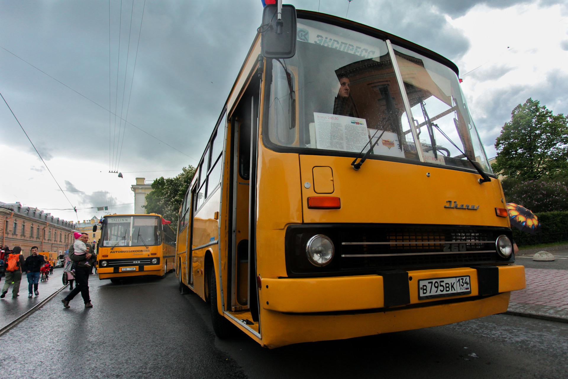 Заполненный автобус. Ikarus 280. 62 автобус. Ikarus 260. Спб 260.