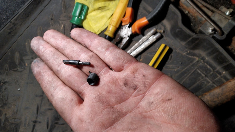 Замена масла и сломался замок зажигания — Lada 21124, 1,6 л, 2006 года ...