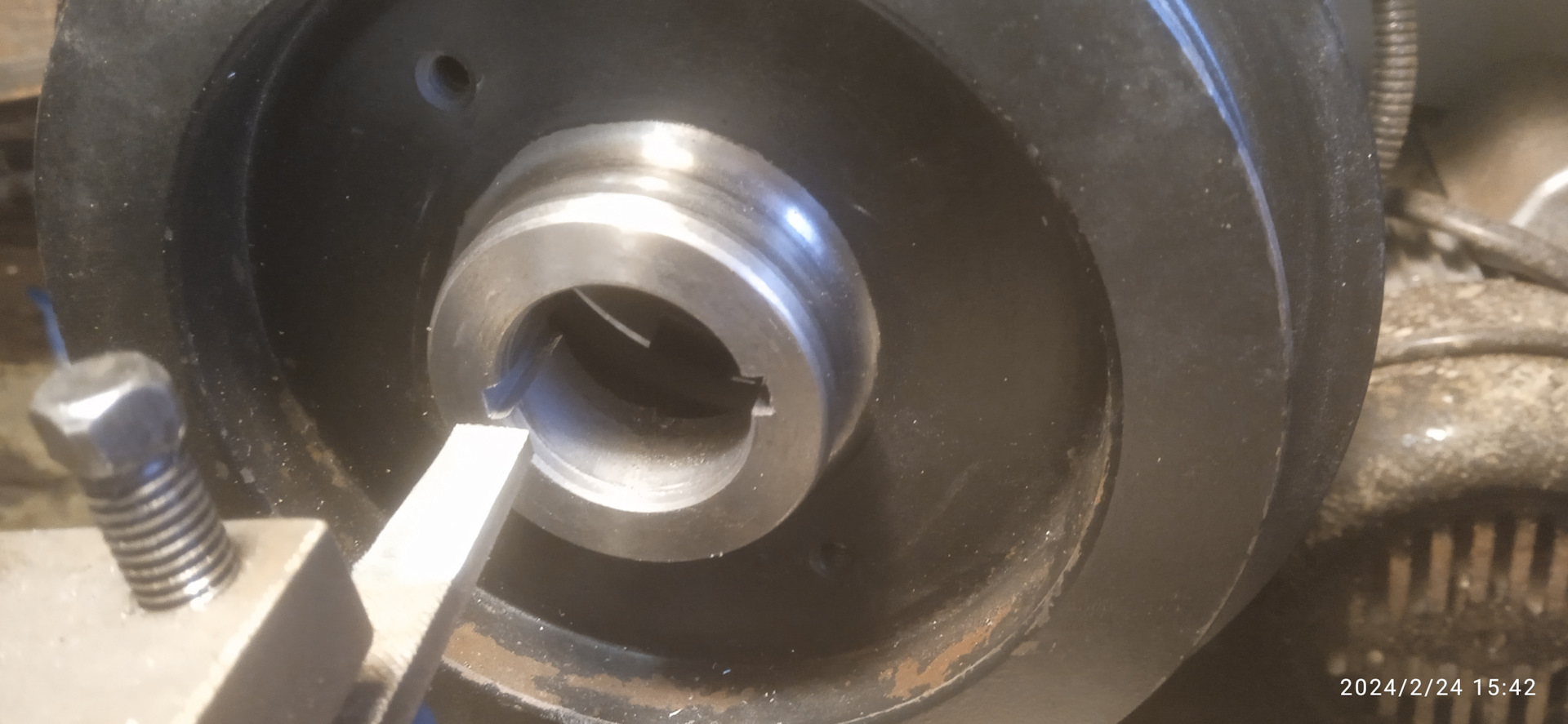 Шпоночный паз на шкиве коленвала — Nissan NP300, 2,5 л, 2009 года ...