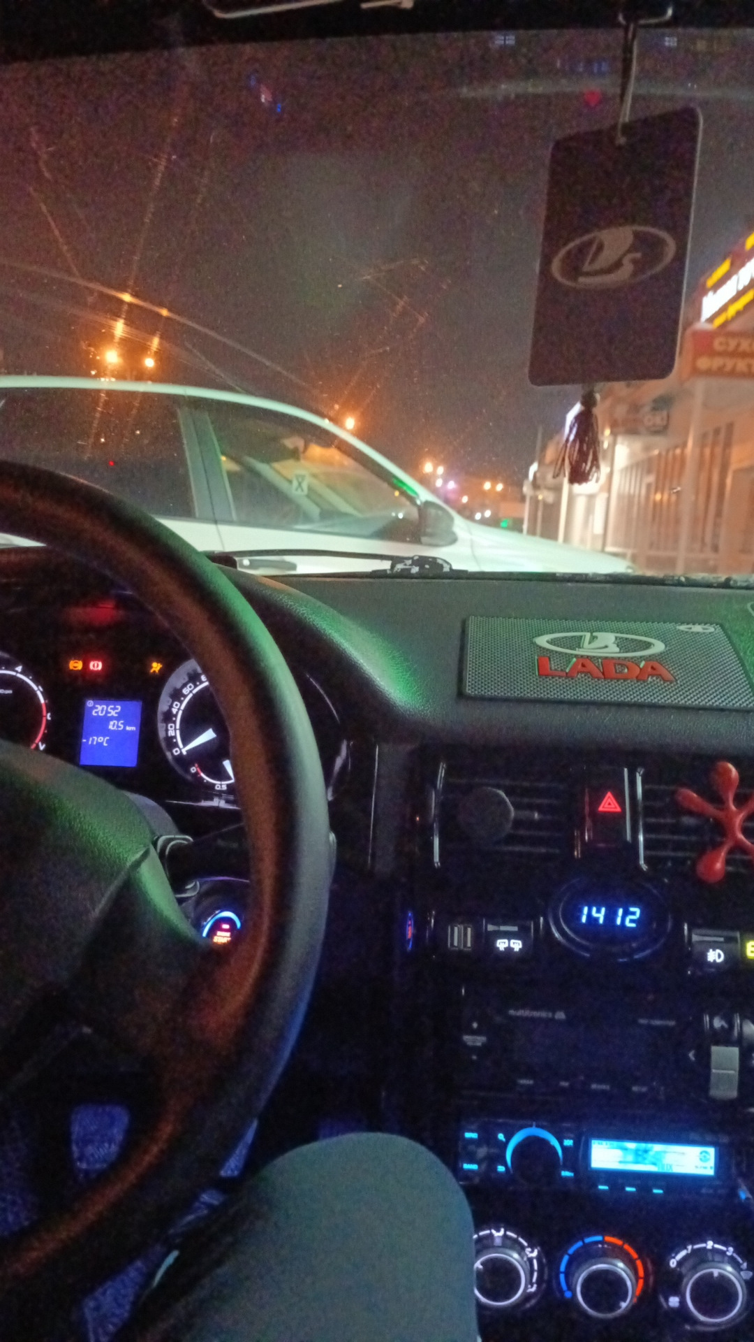 Глянцевая облицовка щитка приборов — Lada Приора хэтчбек, 1,6 л, 2012 ...
