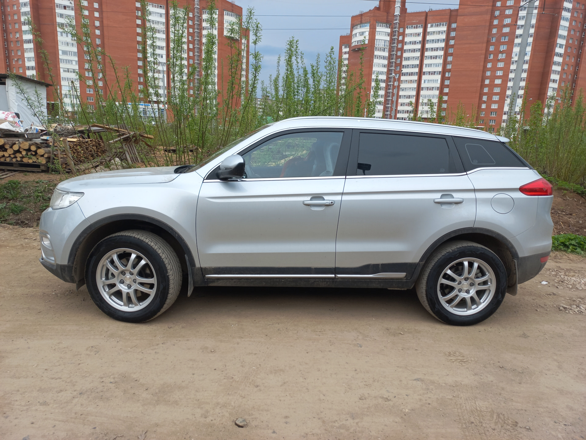 Свечи джили атлас про. Расширители арок Geely Atlas. Джили атлас про базальтово серый. Свечи для Джили атлас 2.0. Замена свечей Джили атлас 2,4