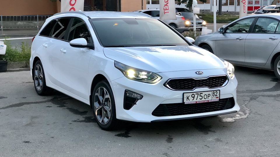 Deluxe white. Kia Ceed Deluxe White. Kia Ceed SW белый. Киа СИД универсал белый 2021. Белый Kia Ceed SW 2020.