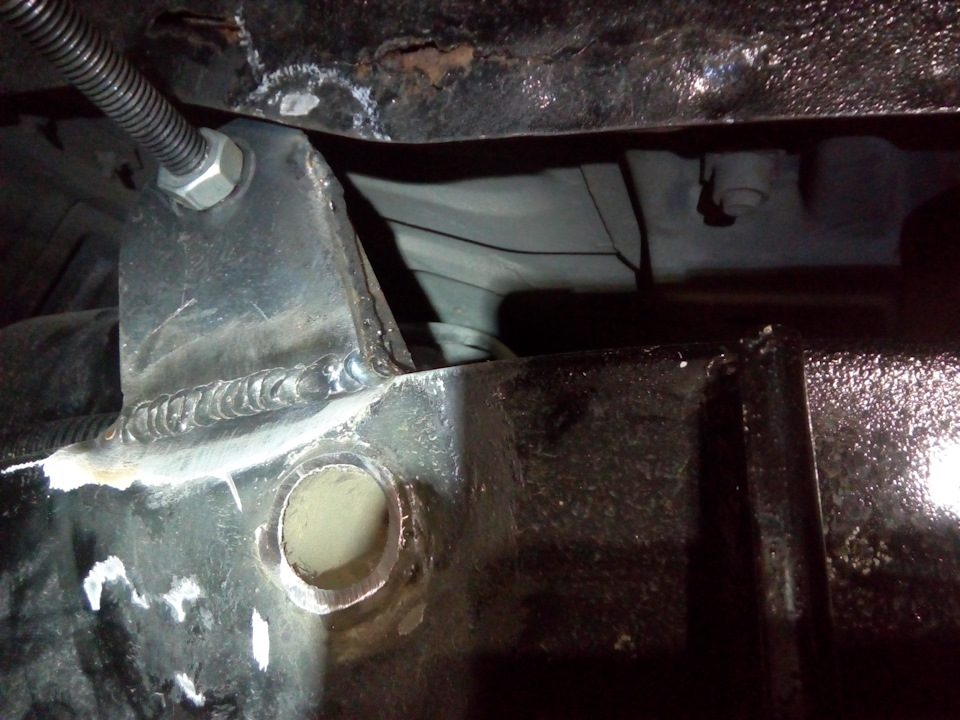 Сначала хотел закрепится за трубу, но полоса идущая наверх стала мешать аморту. Великоват диаметр — Suzuki Jimny (1G)