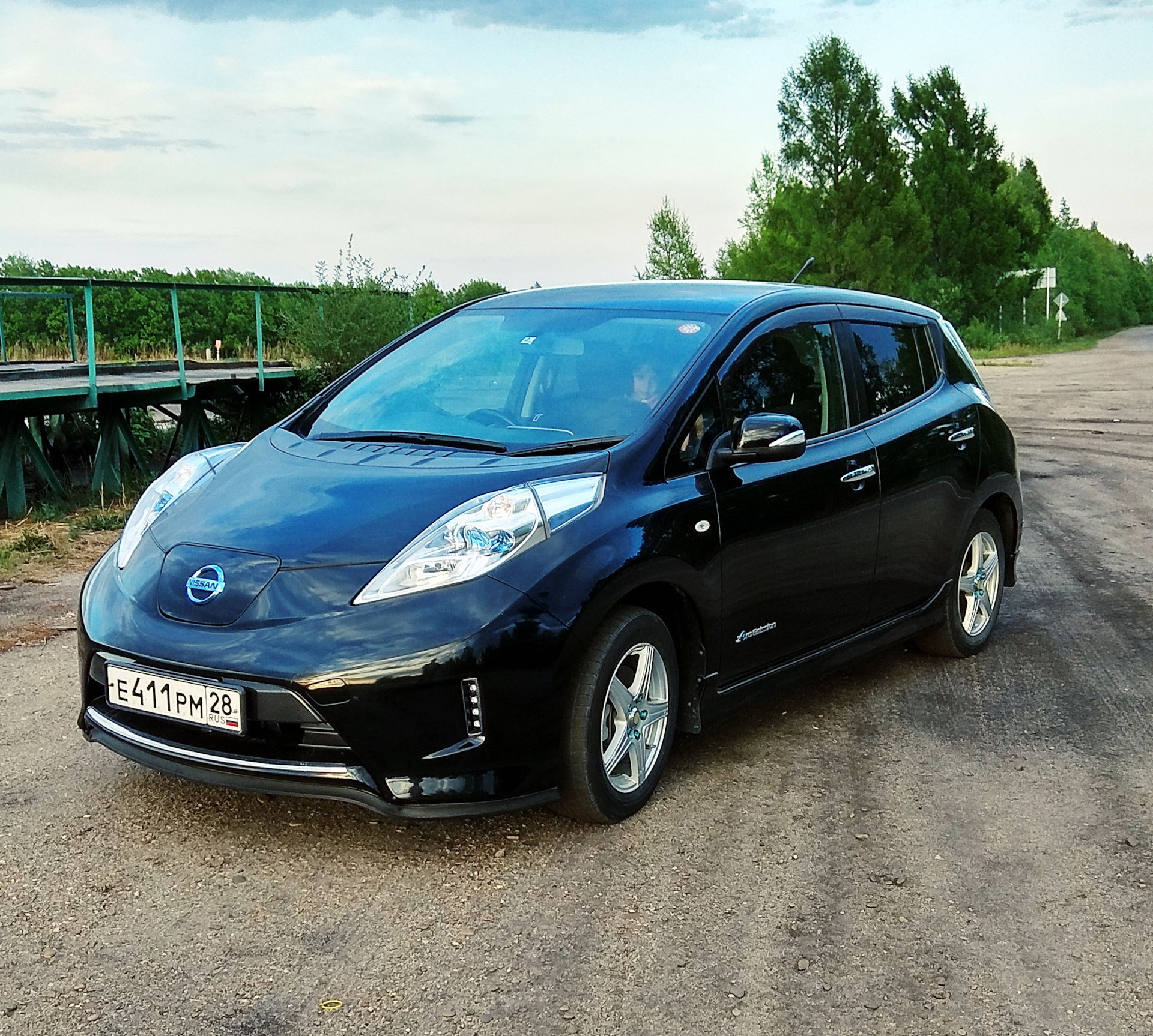 Ниссан левый руль. Nissan Leaf 2003. Nissan Leaf 2005. Ниссан лиф 1. Nissan Leaf левый руль.