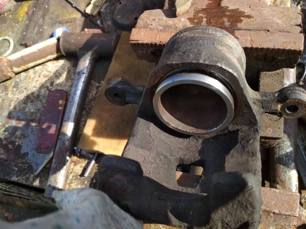 Ручной тормоз рено меган 2. Потек задний суппорт лагуна 1. Потек суппорт. Потек суппорт. Суппорт уаз патриот.