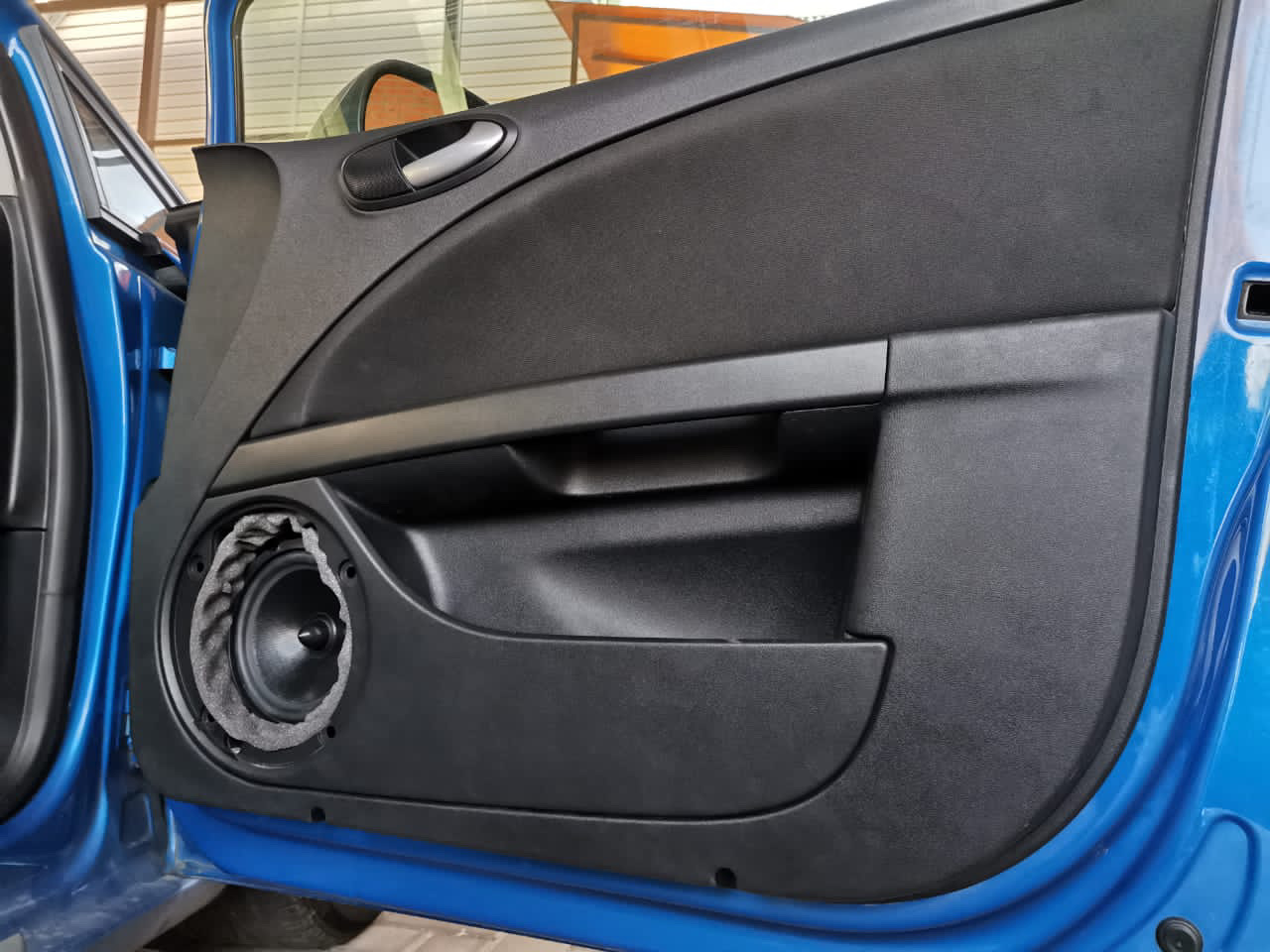 подиумы 2 20 хендай солярис 1. автозвук ваз 2112 фронт. 20 динамики на фронт honda civic. автозвук на hyundai solaris 2021. динамики обшивки.