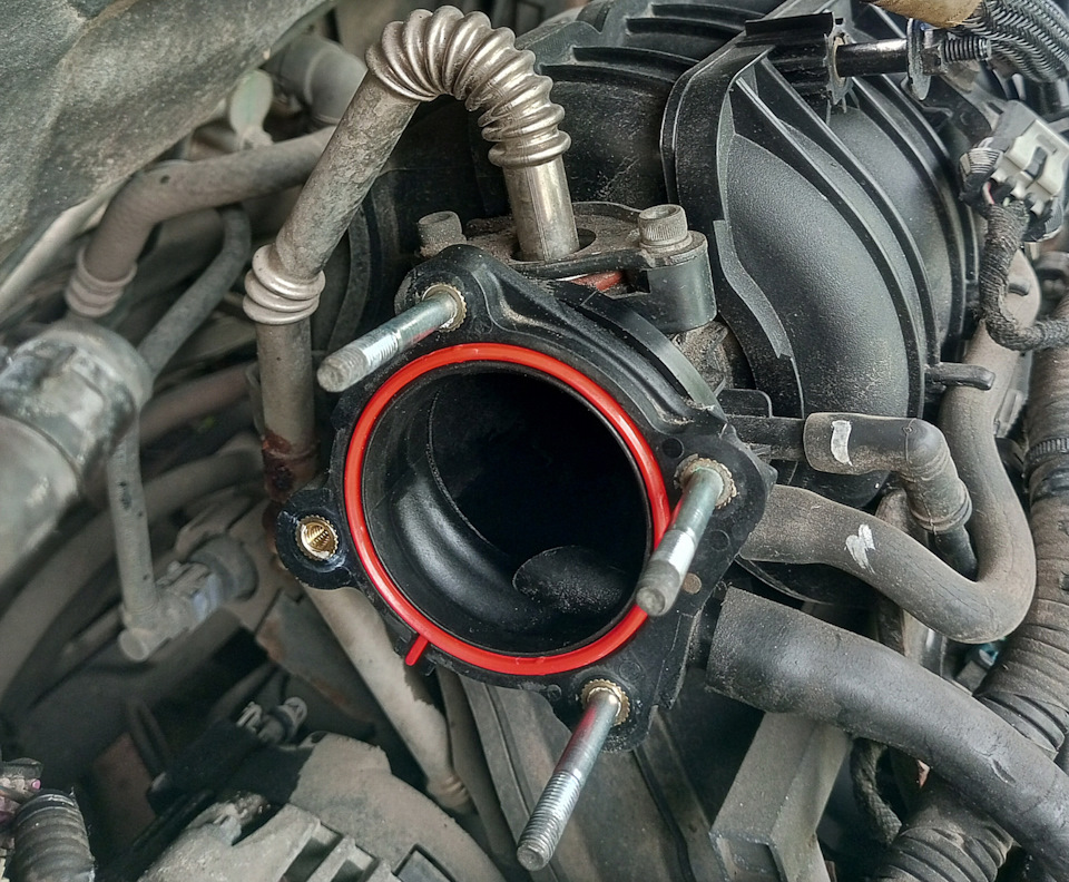 С новой прокладкой✔️ Так же читал записи про чистку ДПКВ, что он тоже засоряется и начинает некорректно работь, а значит и чистим его. На двигателял f16d3 он находится прям под масляным фильтром и держится всего на одном болтике под шестигранник на 5. <img src= — Chevrolet Cruze (1G)