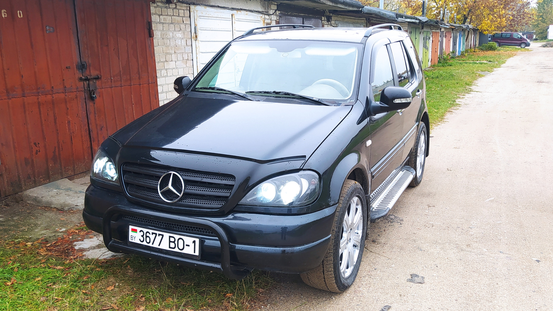 Mercedes-Benz M-Class (W163) 3.2 бензиновый 2000 | 3.2(7мест)сине-сер-метал  на DRIVE2