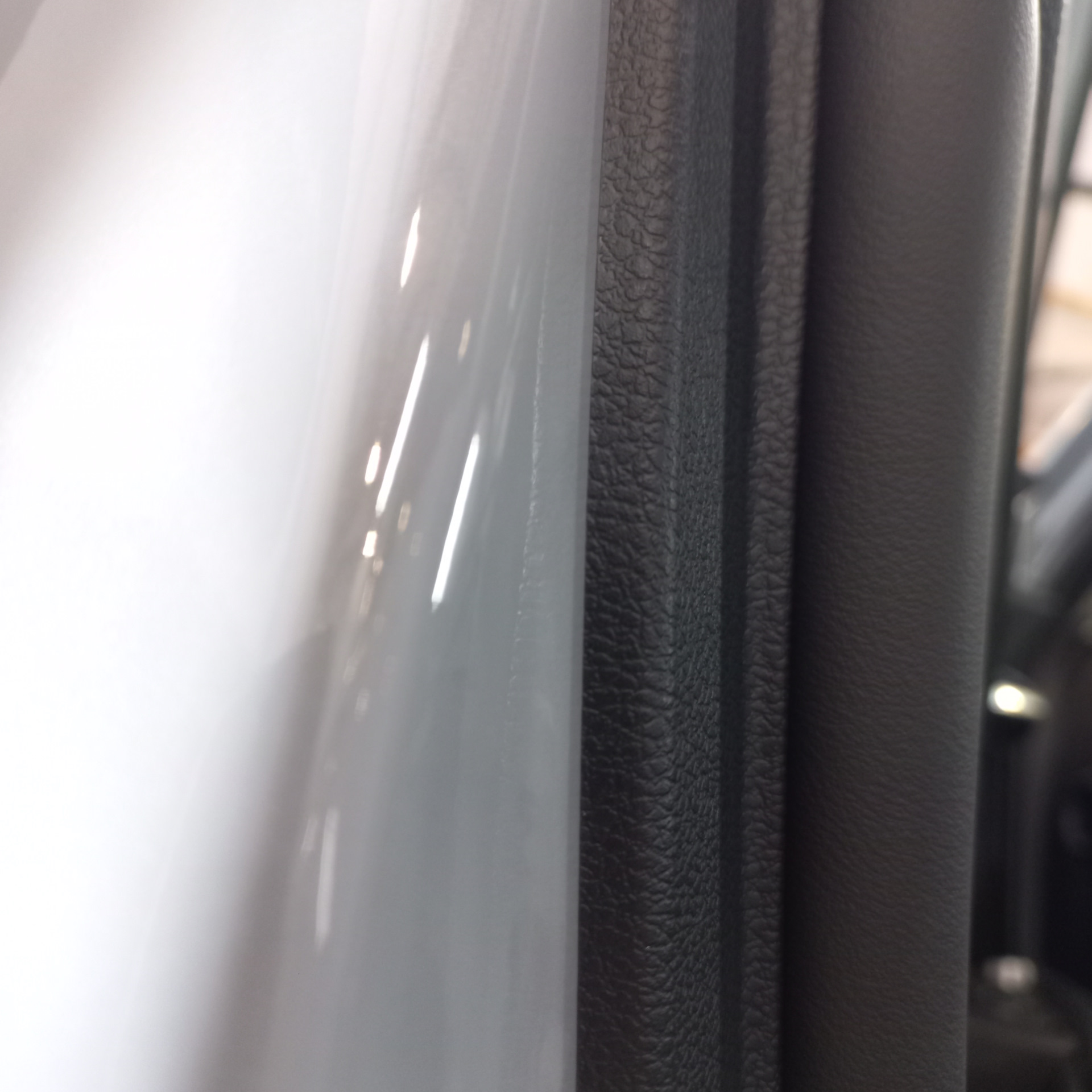 Зазор между порогом шахты и кабины лифта. Зазор между штакетником металлическим 100мм. Какой должен быть зазор между горизонтальными. Что такое подмости при работе на высоте. Схема установки евроштакетника забора.