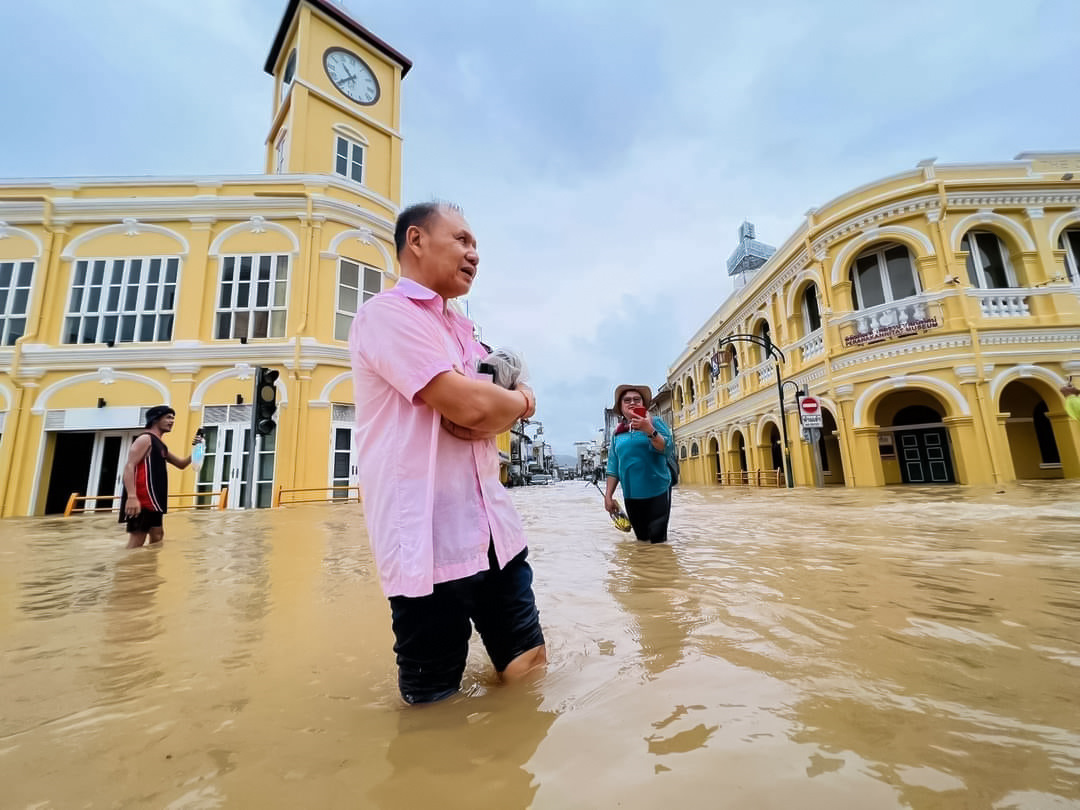 Утонула в таиланде. Наводнение в Таиланде. Пхукет наводнение. Наводнение в Тайланде 2011. Пхукет затопило.