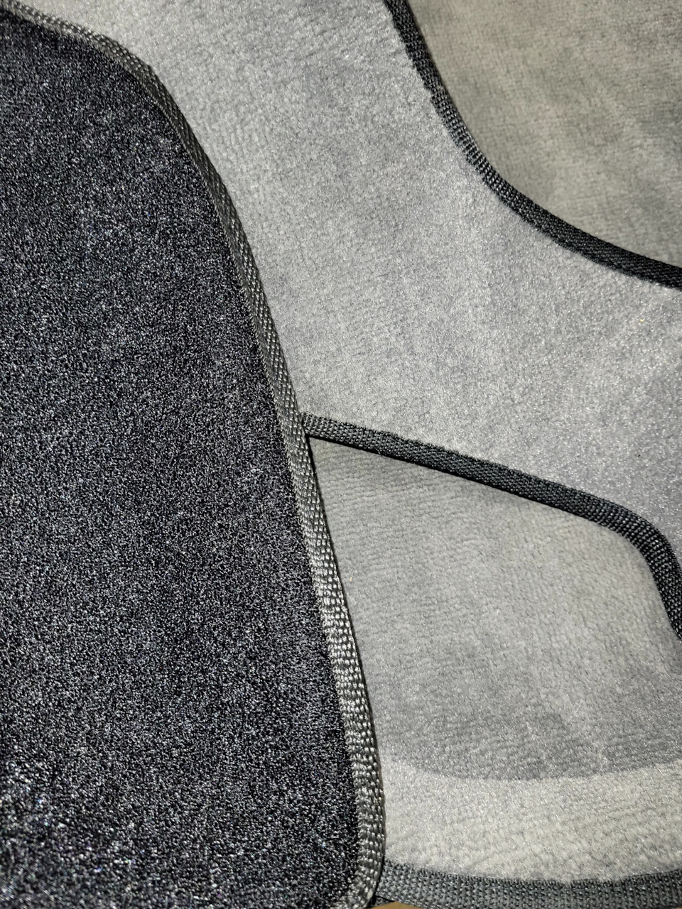 Сравнение качества ковролина с серыми коврами Seintex — Skoda Yeti