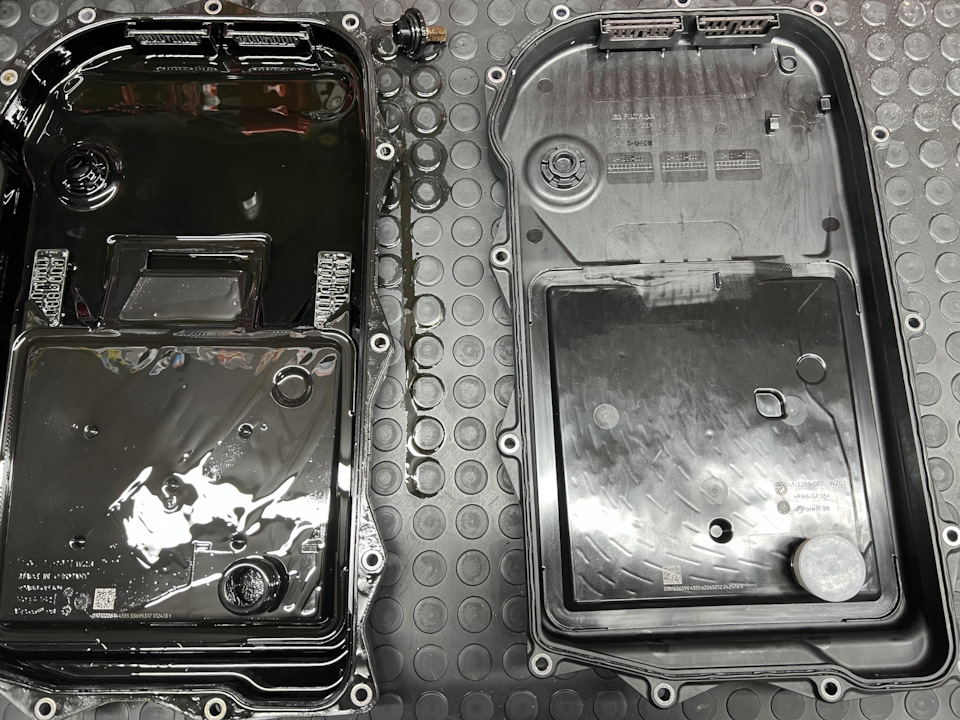 Старый и новый поддон. 1 магнит со старого поддона потом переставил. Поддоны отличаются т.к. с 2020-08-05 ZF начала выпускать их в новом дизайне — BMW 5 series (G30)