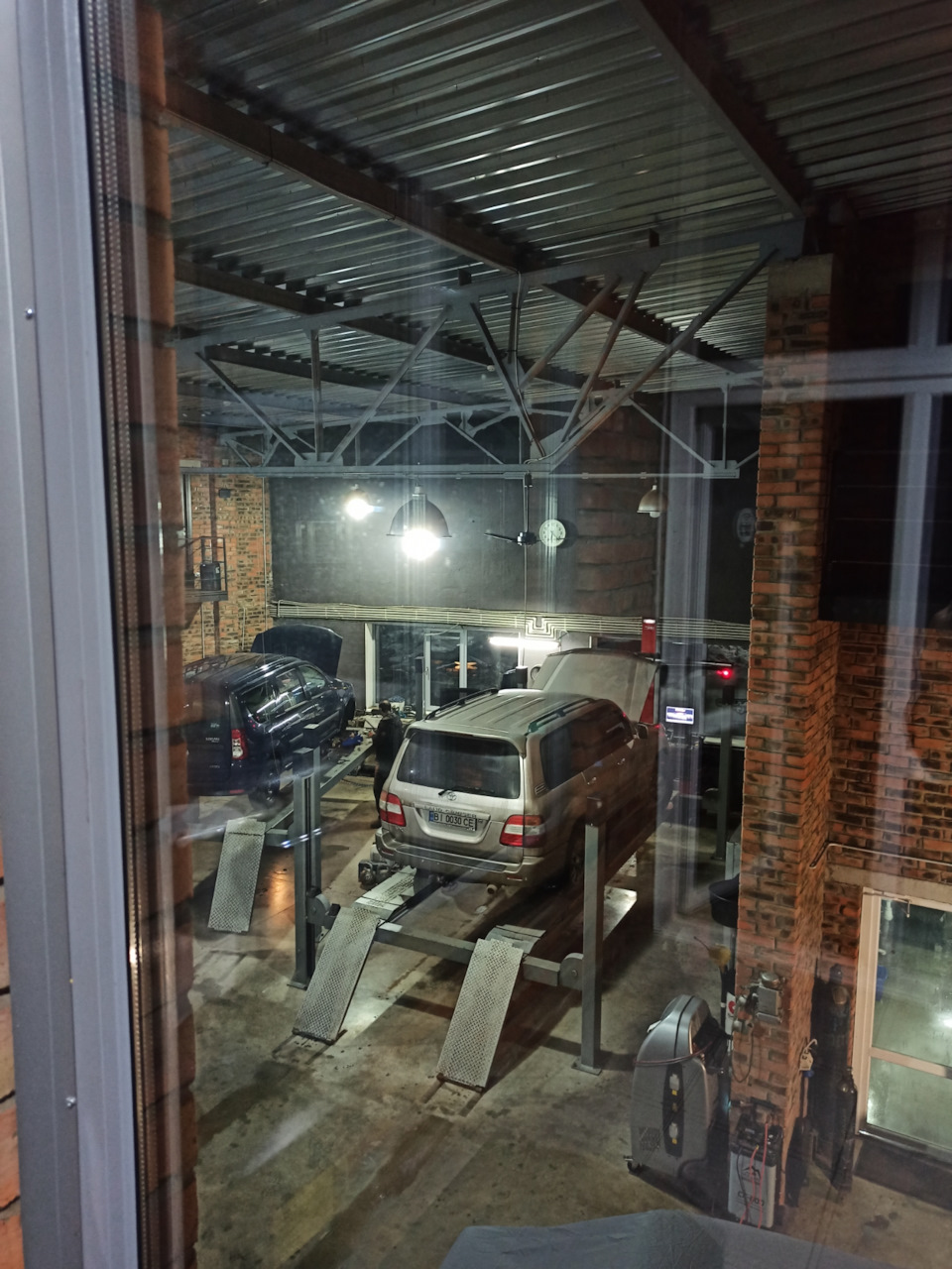 Весело висим… — Renault Logan MCV. Запчасти на фото: ET0030